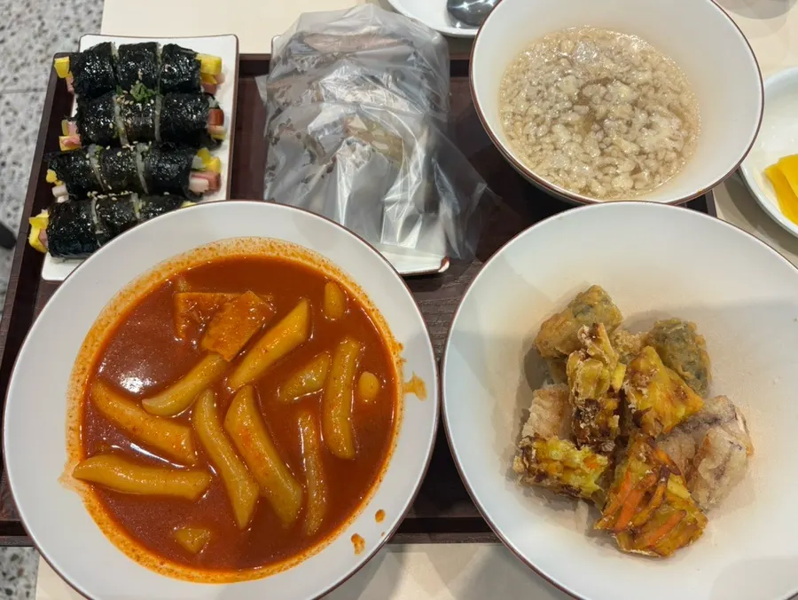 떡볶이·튀김·순대·김밥으로 차려진 현선이세트