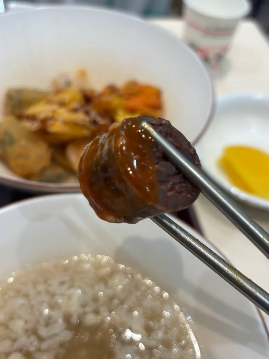 간과 내장이 섞여 나온 순대 접시