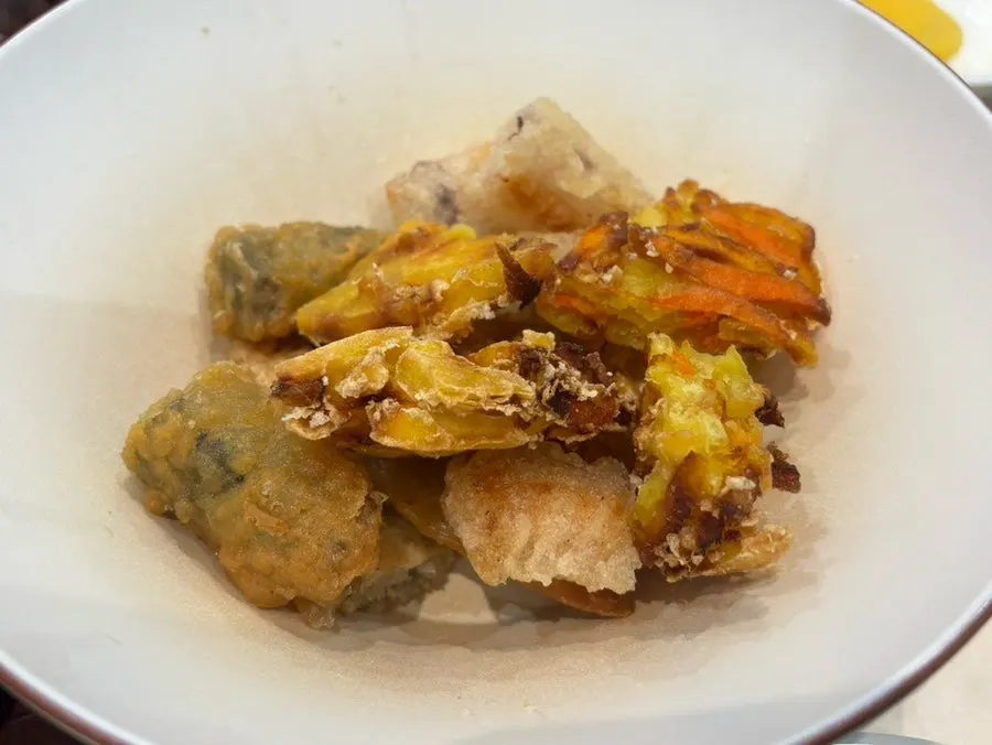 떡볶이 국물에 찍어 먹는 순대