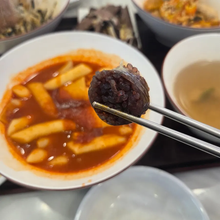 주먹밥과 떡볶이 한 상