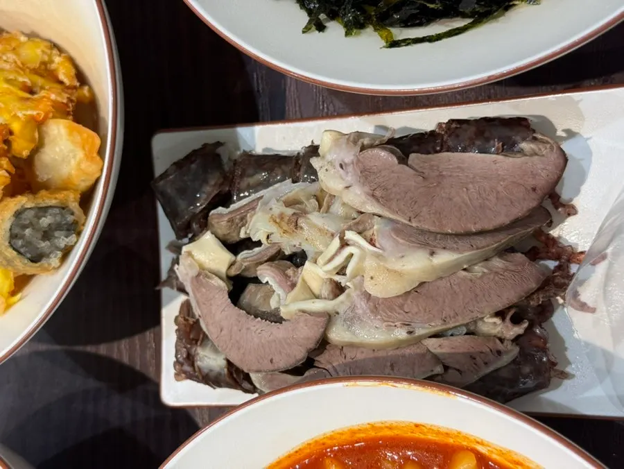 Plate of sundae served with organ meat