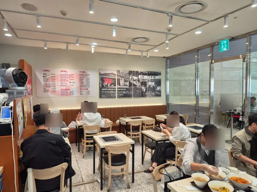 매장 외부 좌석이 놓인 IFC몰 통로