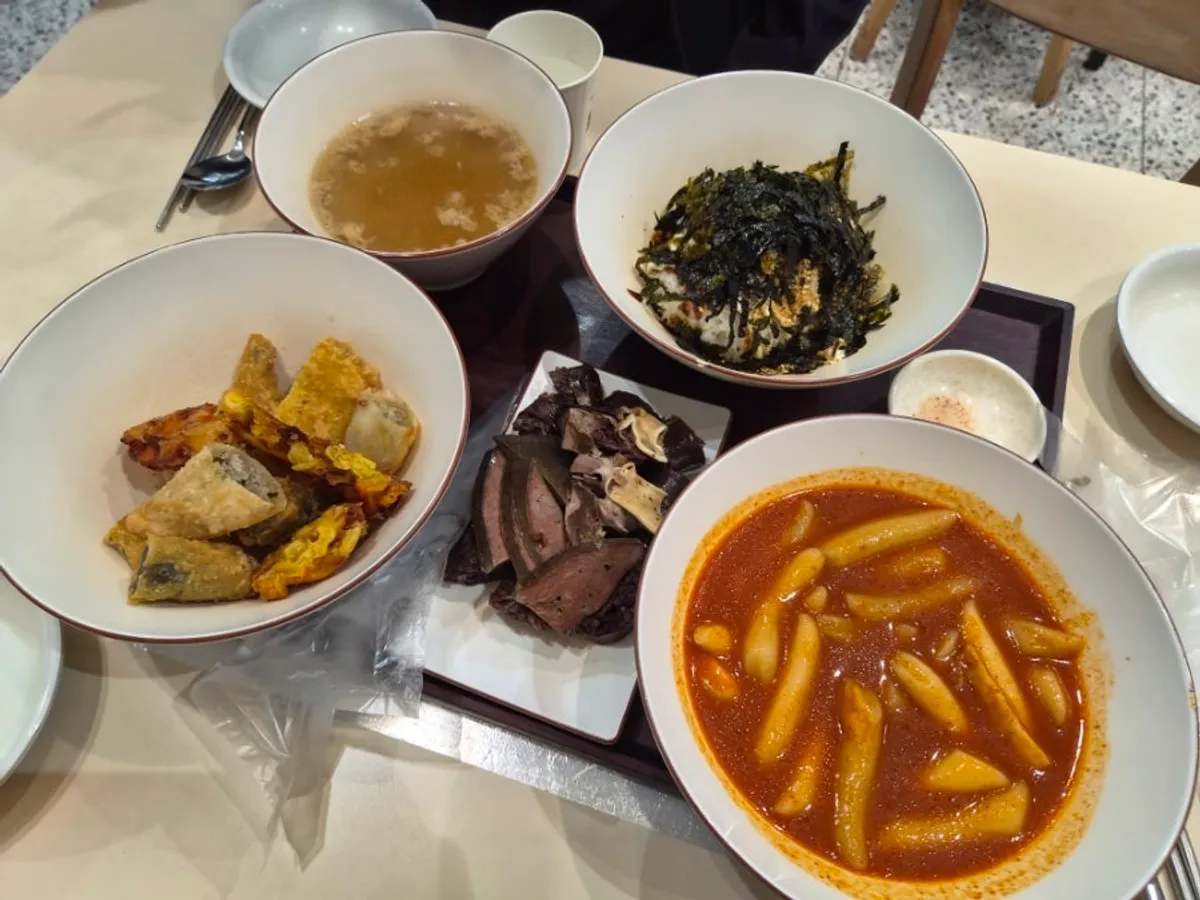 떡볶이와 튀김, 순대가 함께 나온 현선이 세트 한 상