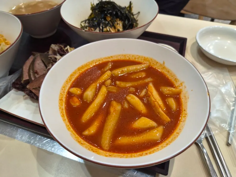 김밥 대신 제공된 주먹밥 접시