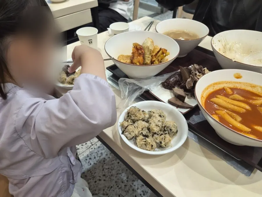 아이가 먹을 수 있는 튀김과 주먹밥 구성