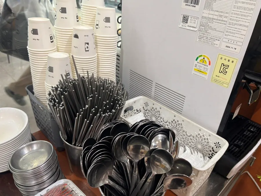 Salt and seasoning corner at the self-serve bar