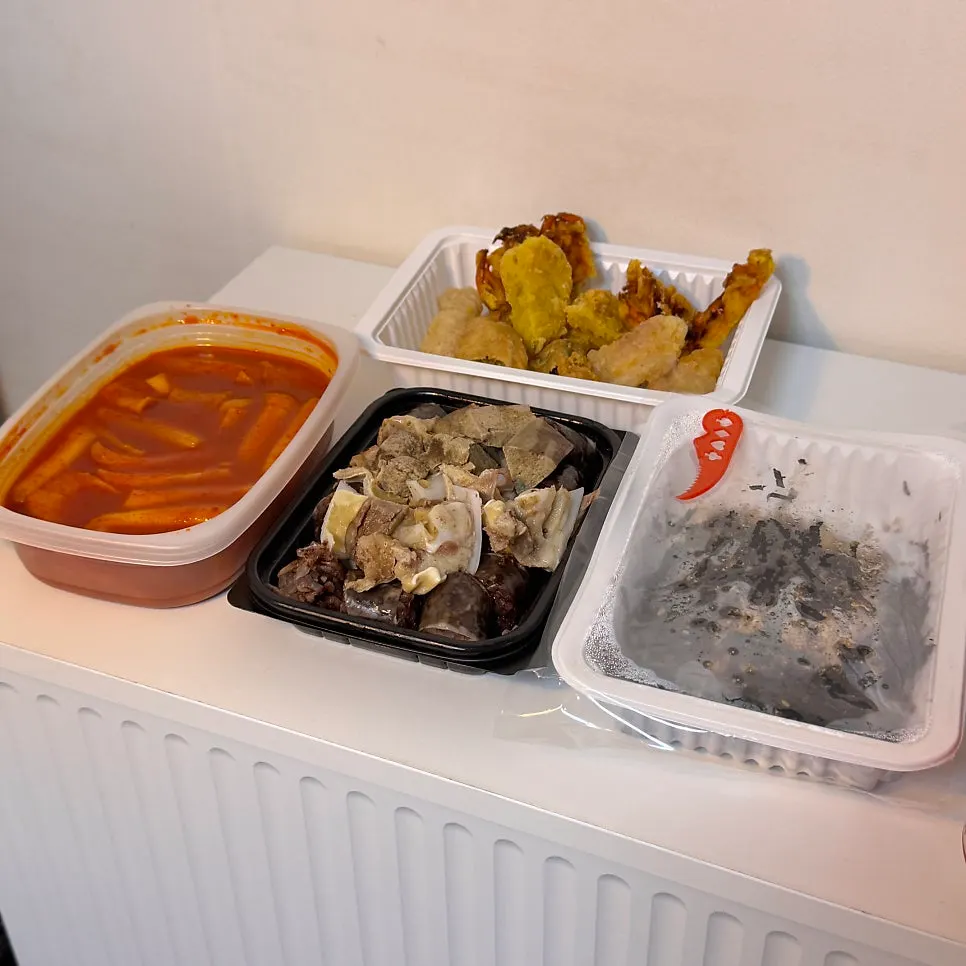 Hyeonseoni Set spread out at home
