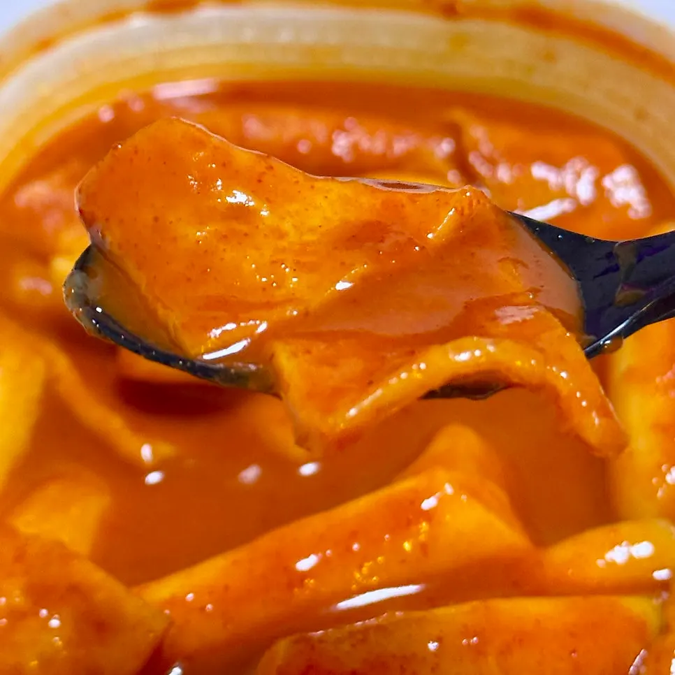 Chewy rice cakes with sweet and spicy tteokbokki sauce