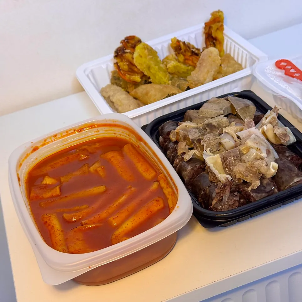 Tteokbokki served alongside the rest of the snack set