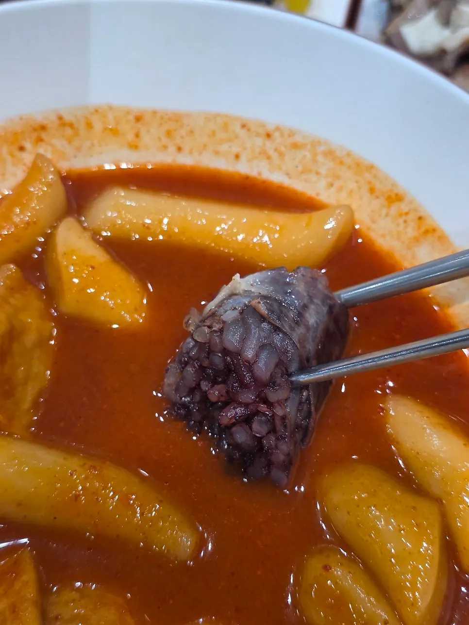 Sundae dipped in tteokbokki broth