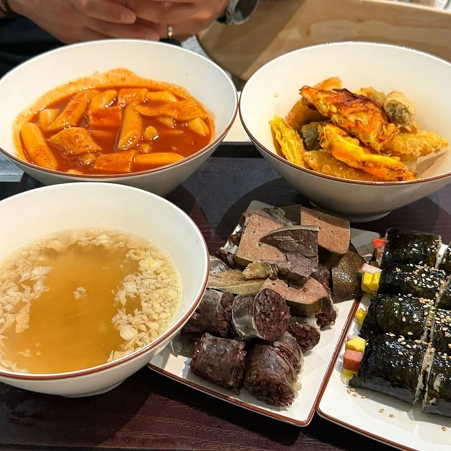 떡볶이 튀김 순대 김밥으로 구성된 현선이세트