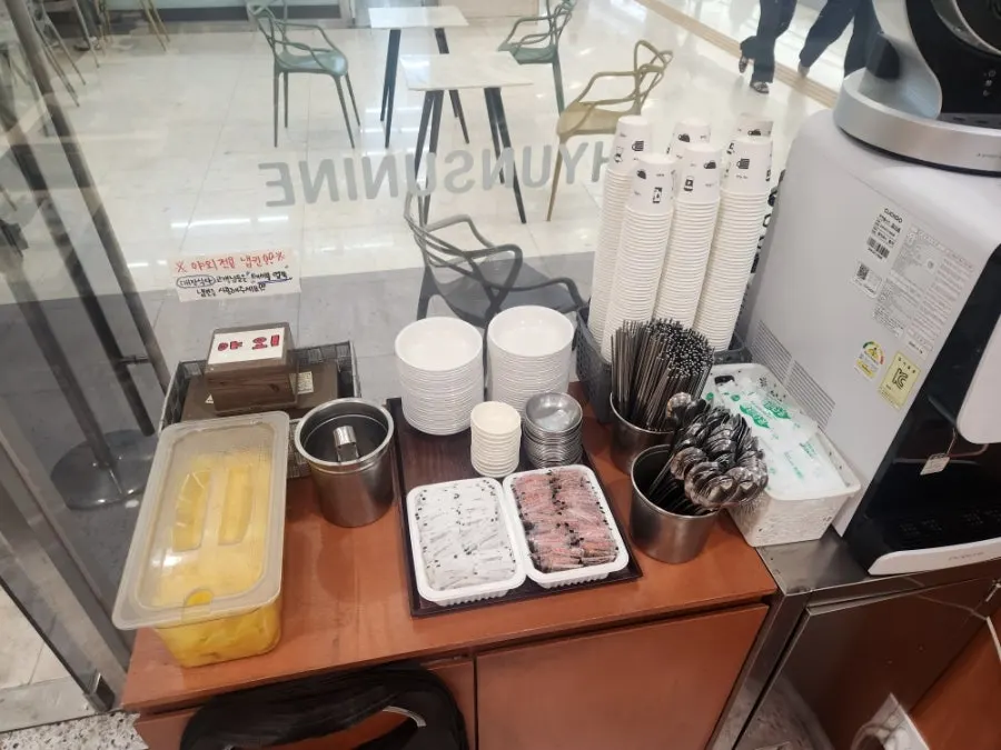 떡볶이와 덮밥이 적힌 현선이네 메뉴 안내