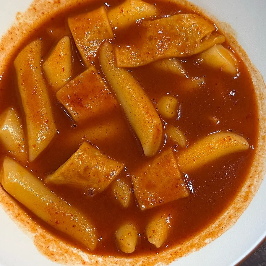 국물 넉넉한 매운맛 떡볶이