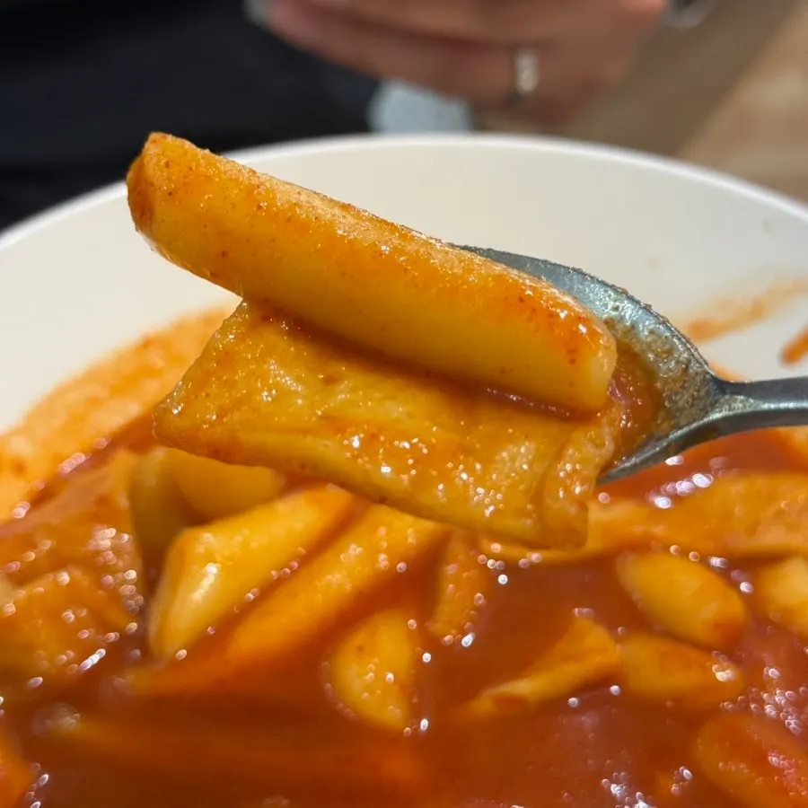숟가락으로 국물과 함께 떠낸 떡볶이