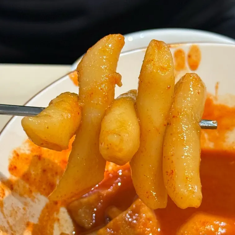 젓가락에 꽂은 떡볶이 떡