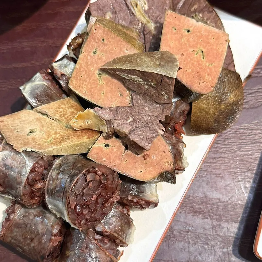 갓 쪄서 나온 순대 접시