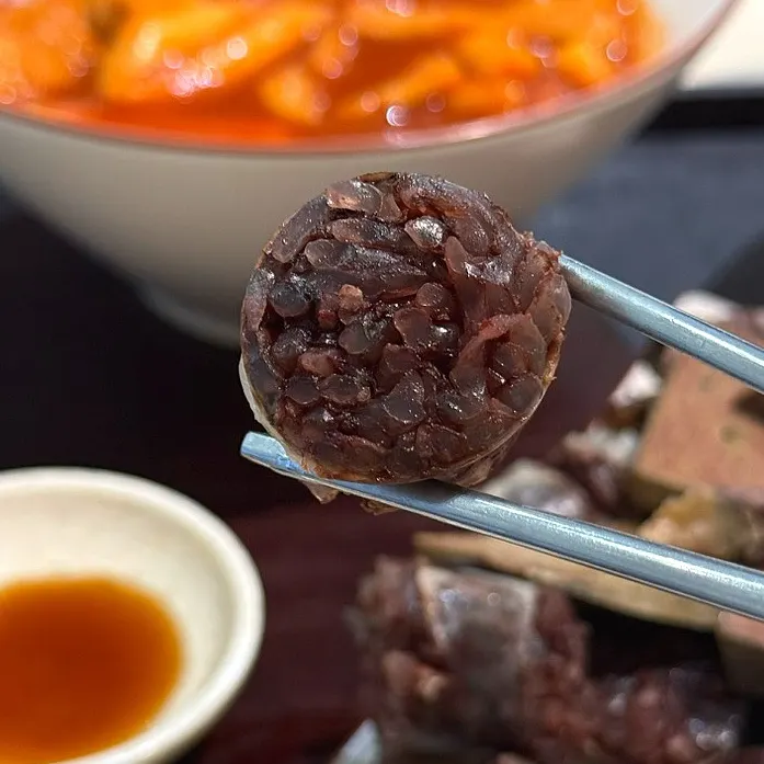 겉이 두꺼운 촉촉한 순대 단면