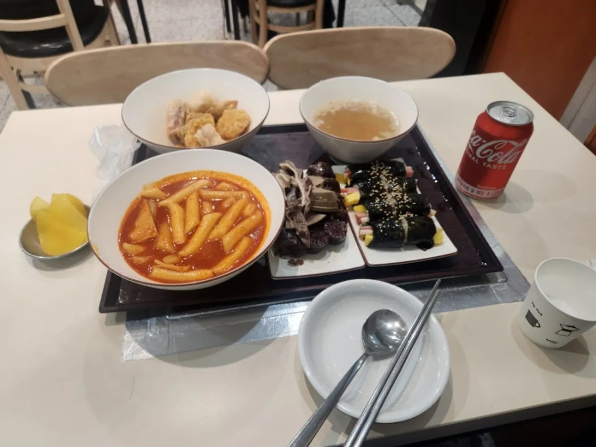 떡볶이 튀김 김밥 순대로 차려진 현선이 세트 한 상