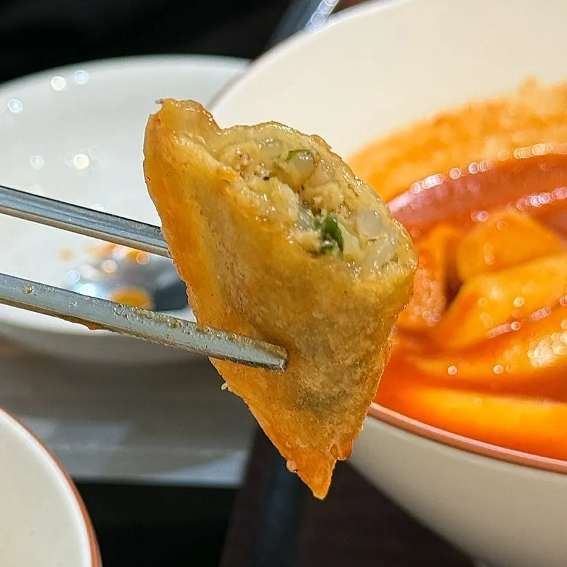 떡볶이 국물에 담근 튀김