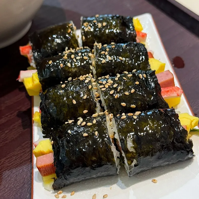 반으로 잘라 나온 꼬마김밥 4줄