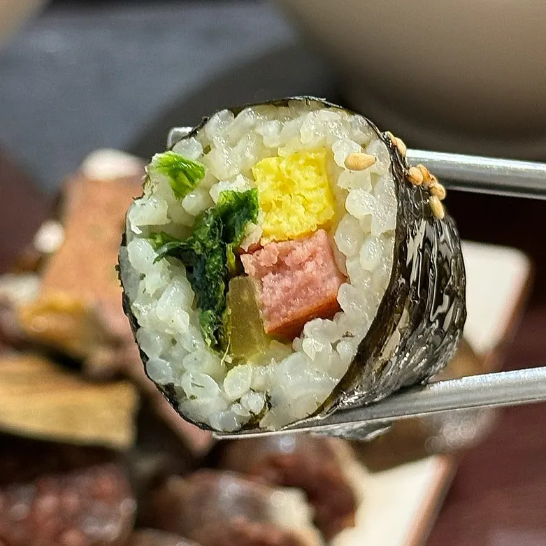 시금치 단무지 햄 계란이 들어간 꼬마김밥 단면