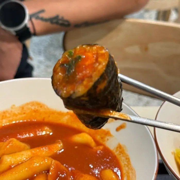떡볶이 국물에 찍은 꼬마김밥
