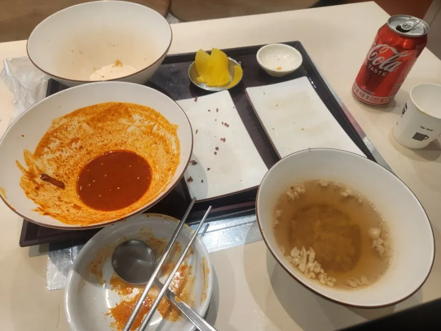 혼밥으로 비운 현선이 세트 테이블