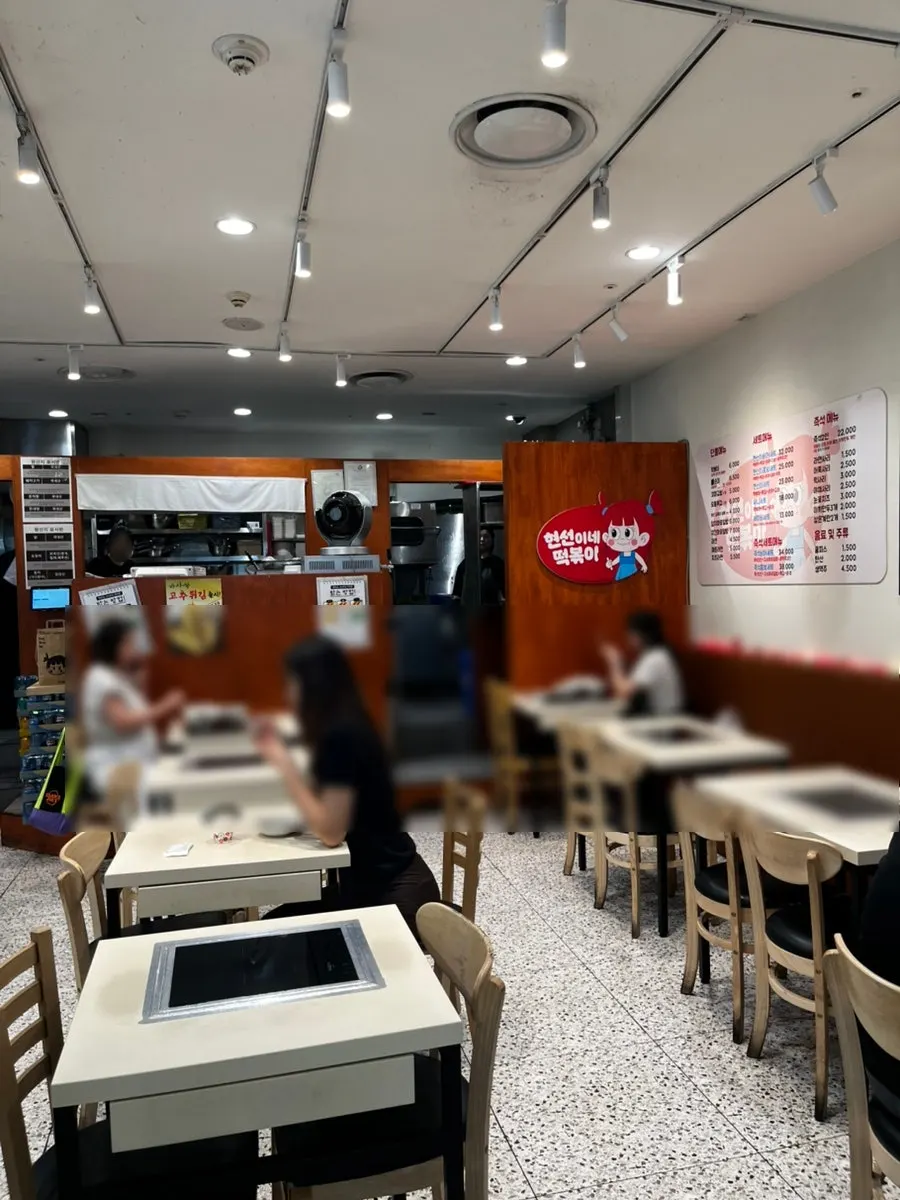 Indoor tables at Hyeonseonine Premium IFC Mall Branch
