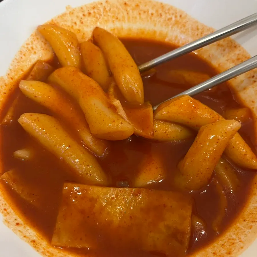 Close-up of wheat-flour rice cakes in generous broth