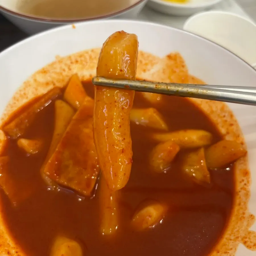 Fried snacks dipped into tteokbokki broth