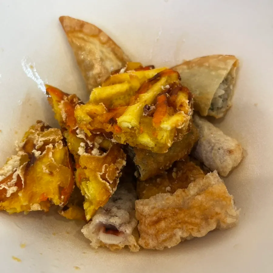 Assorted fried snacks including vegetable tempura, fried mandu, and gimmari
