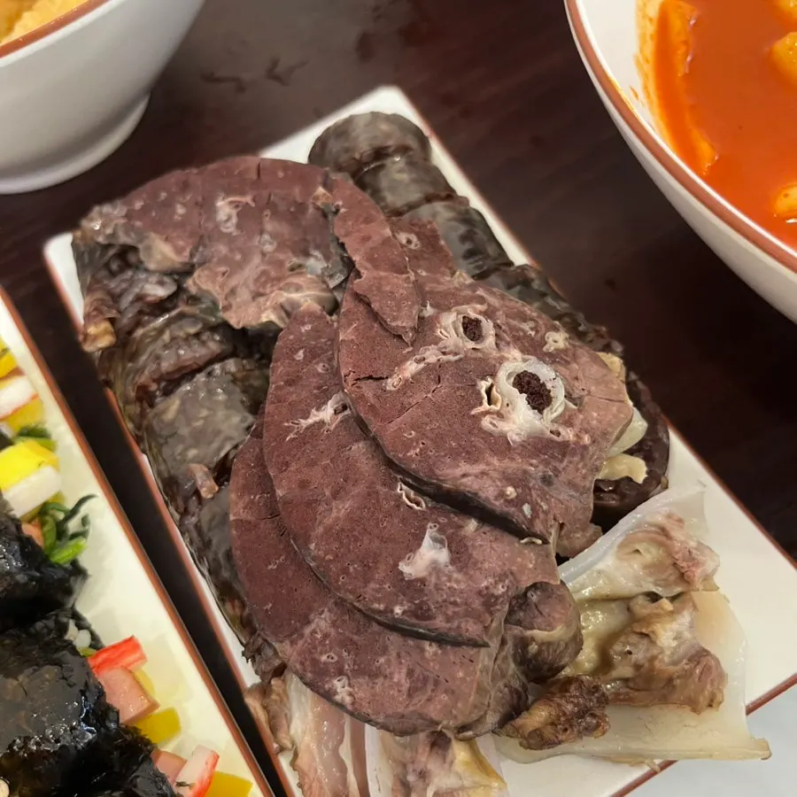 A plate of sundae served with liver and organ meats