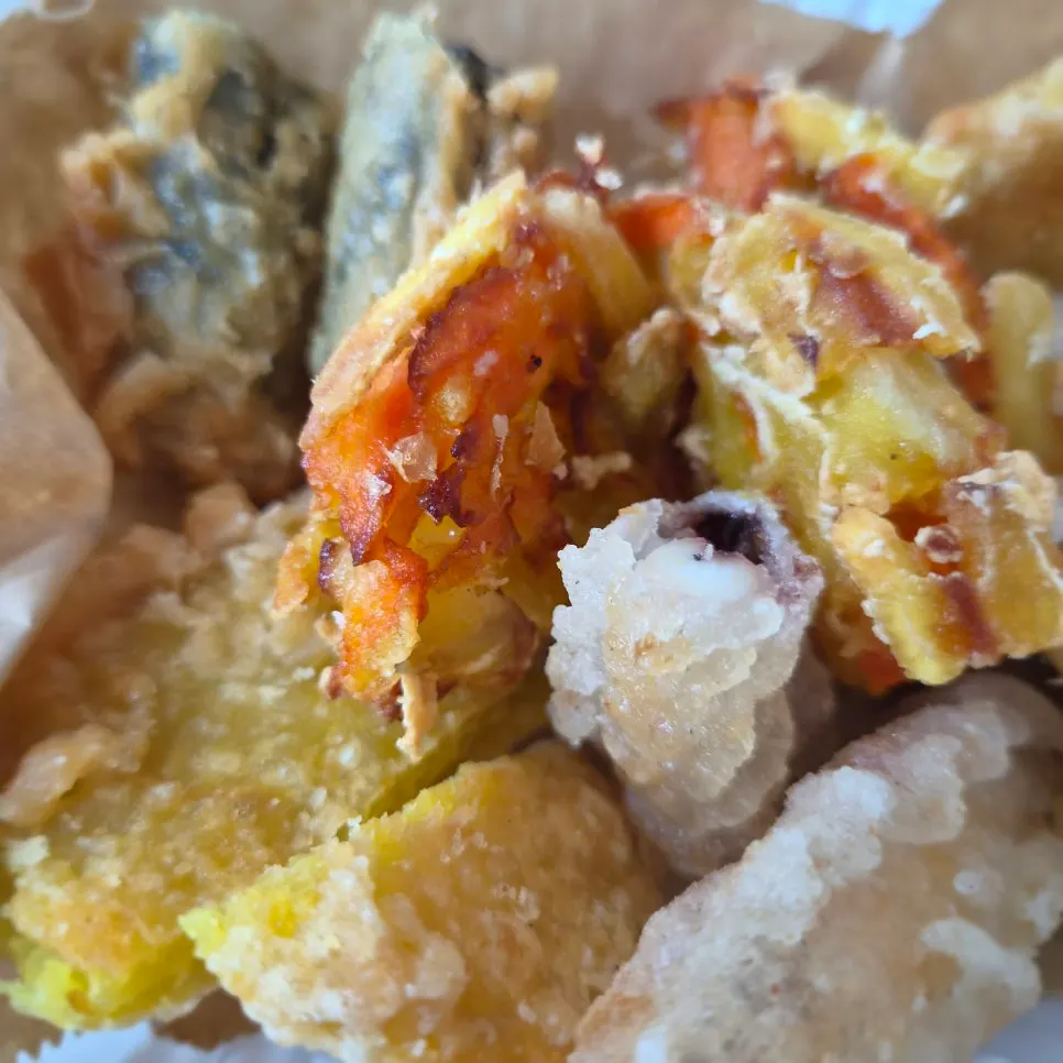 Five kinds of fried snacks including mandu and fried squid