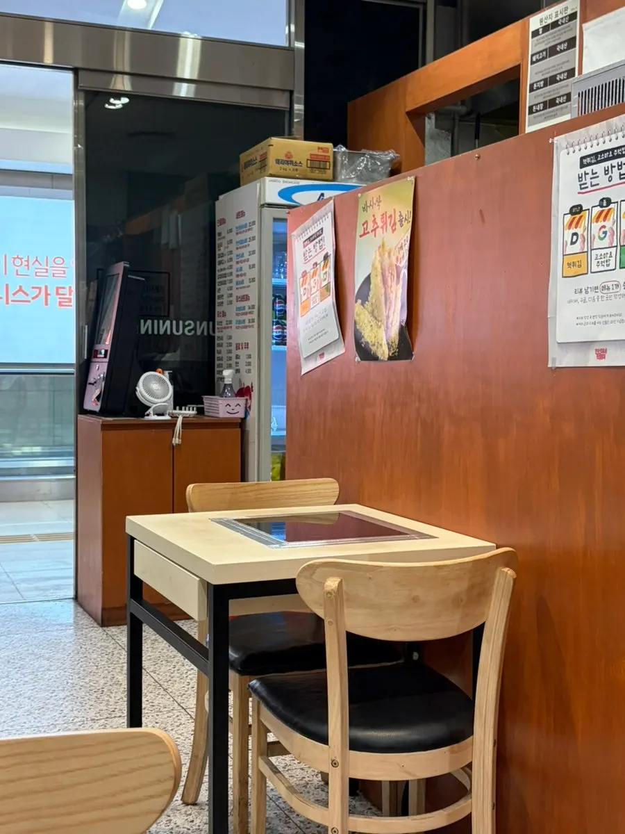 Seating at Hyeonseonine with customers during lunch hour