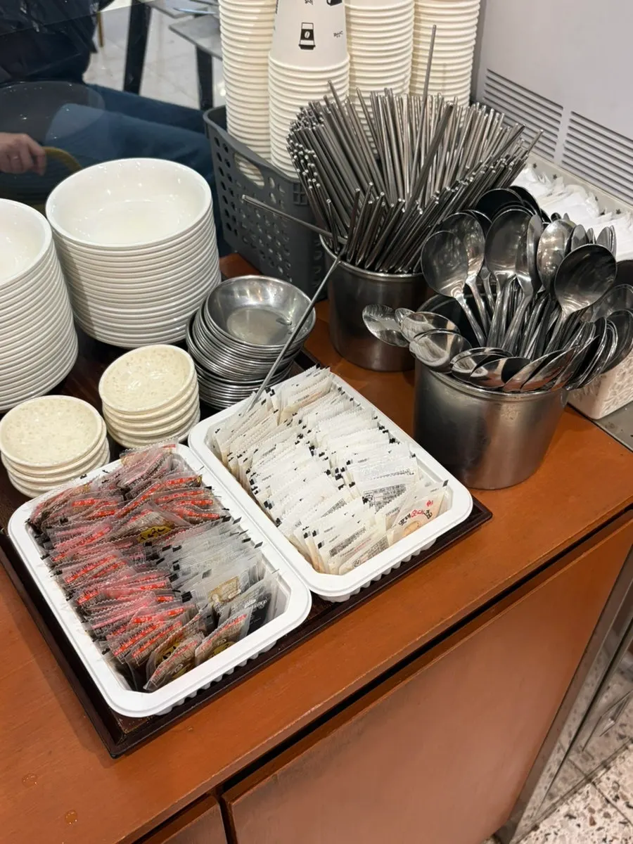 Self-bar corner with cups and chopsticks