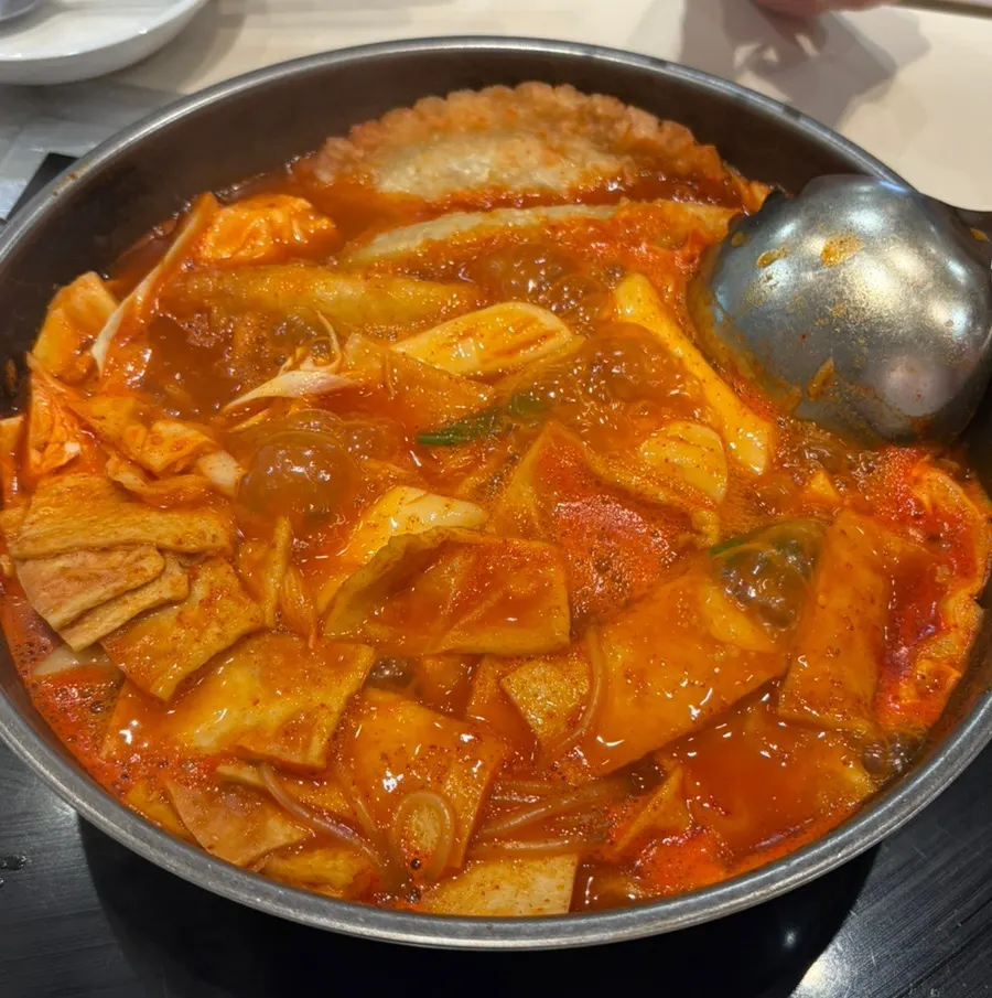 Instant tteokbokki starting to bubble as it cooks
