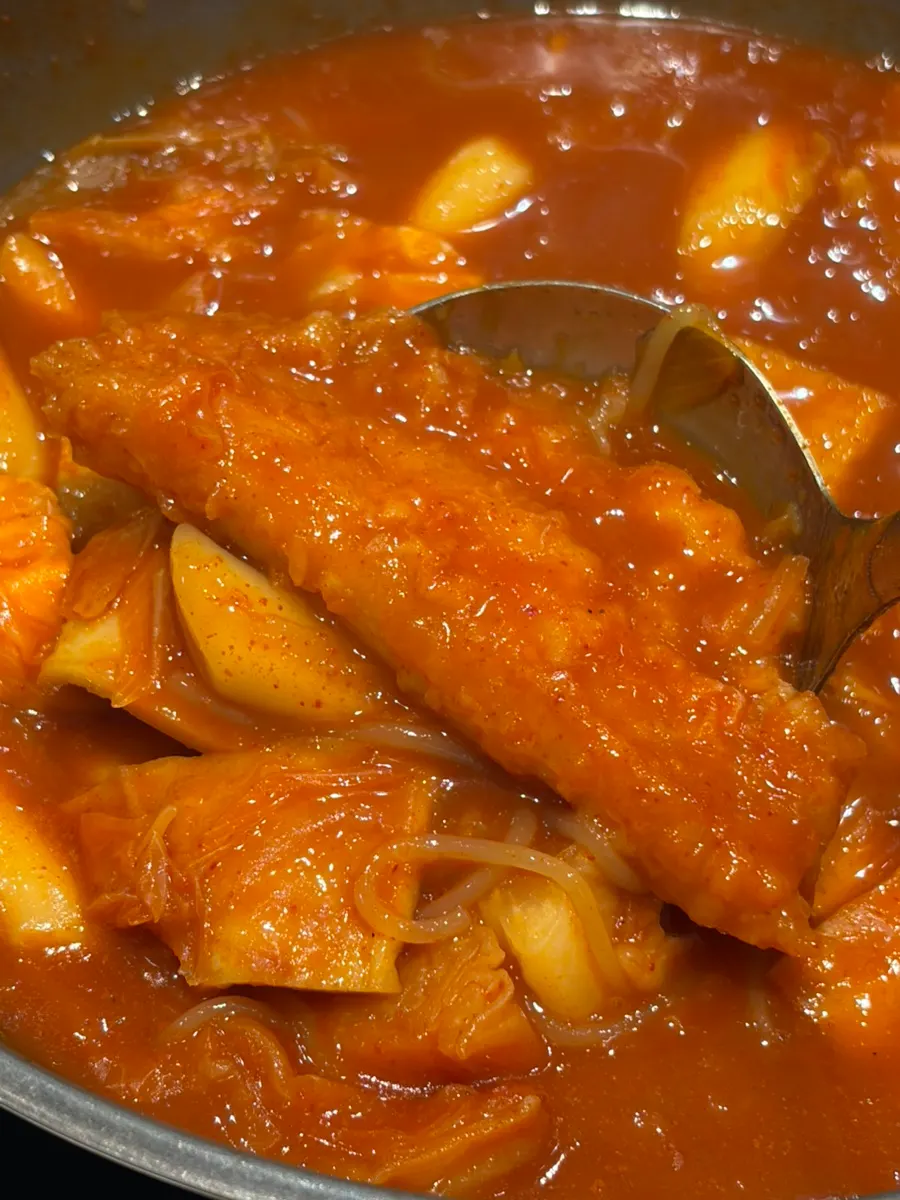 Yakimandu dipped into the tteokbokki sauce