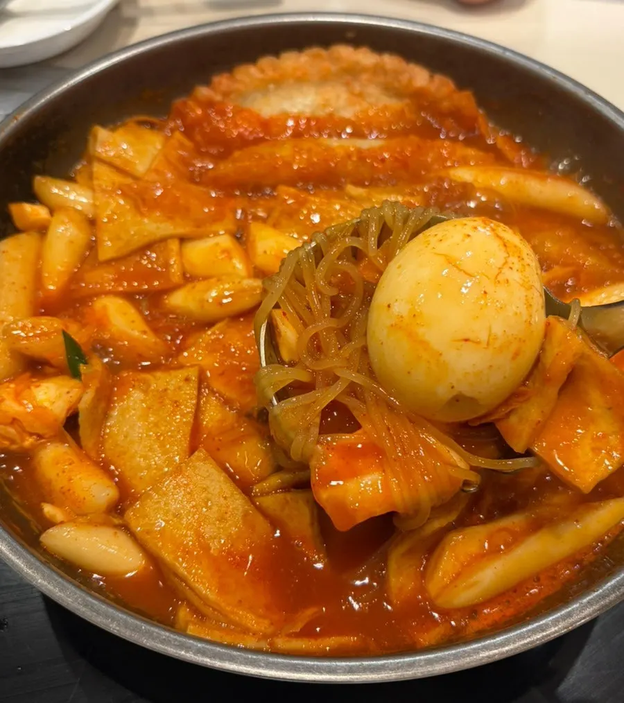 Close-up of the chewy rice cakes in the tteokbokki