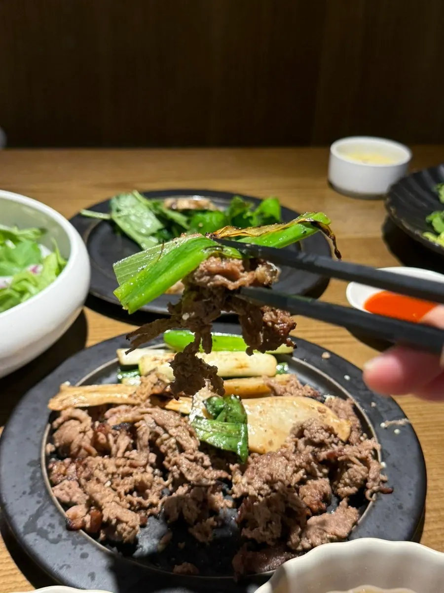 Eating the bulgogi together with rice