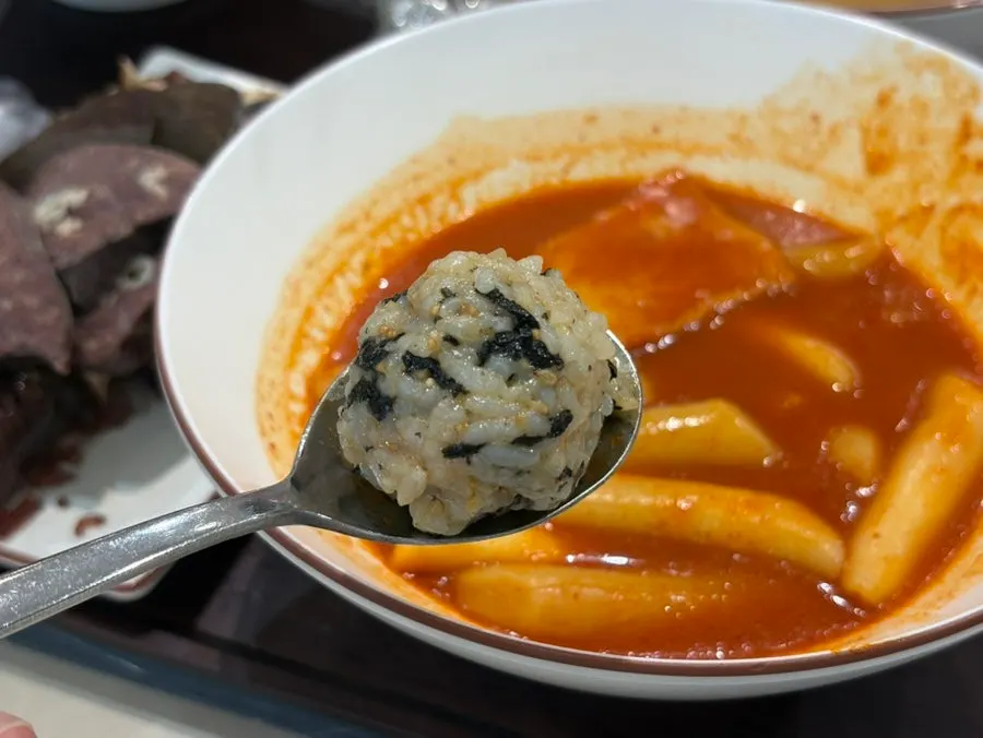 떡볶이 국물에 찍는 주먹밥