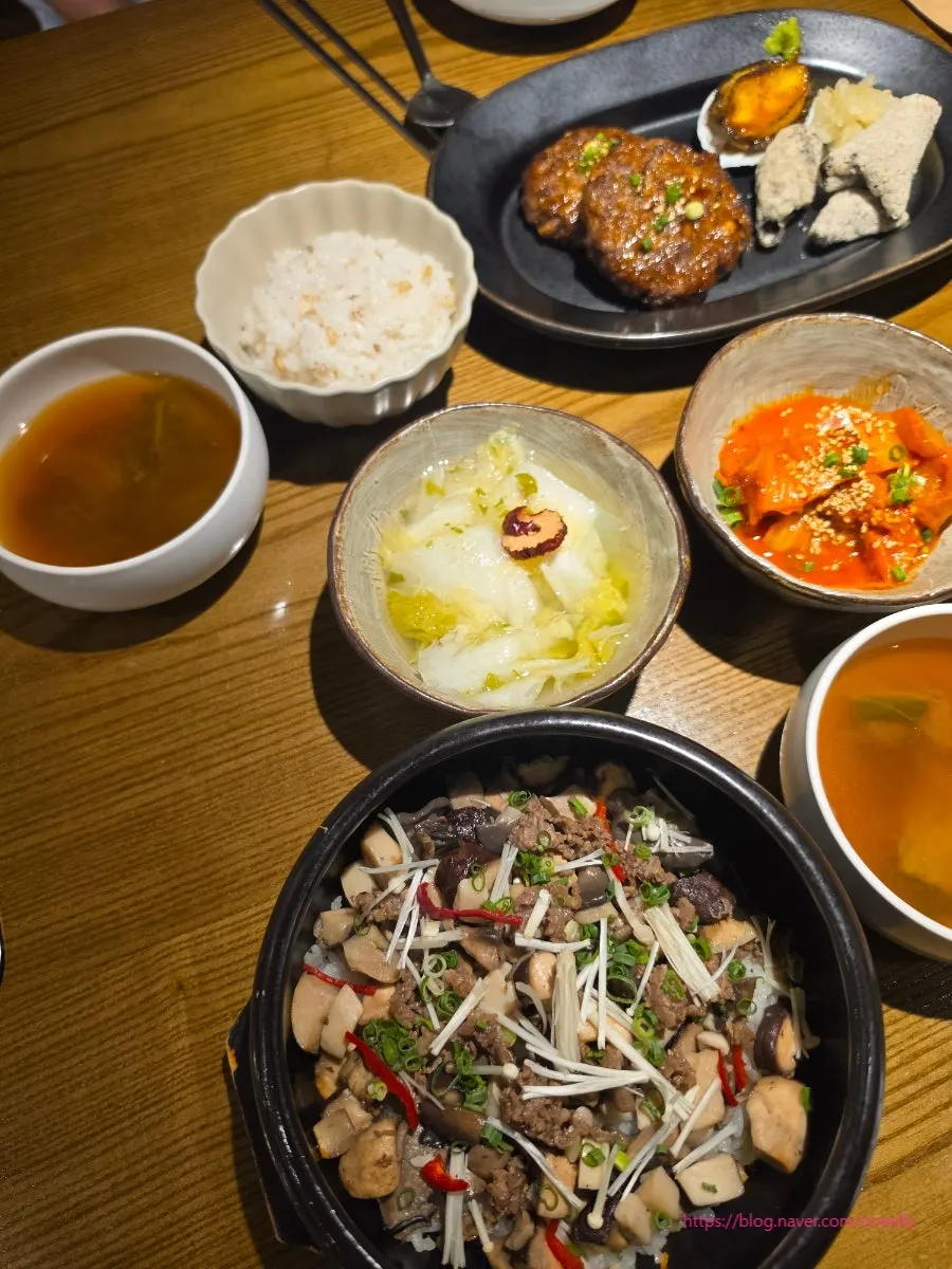 Rice pot, tteokgalbi, and grilled abalone meal at Modam Urban in Yeouido IFC Mall