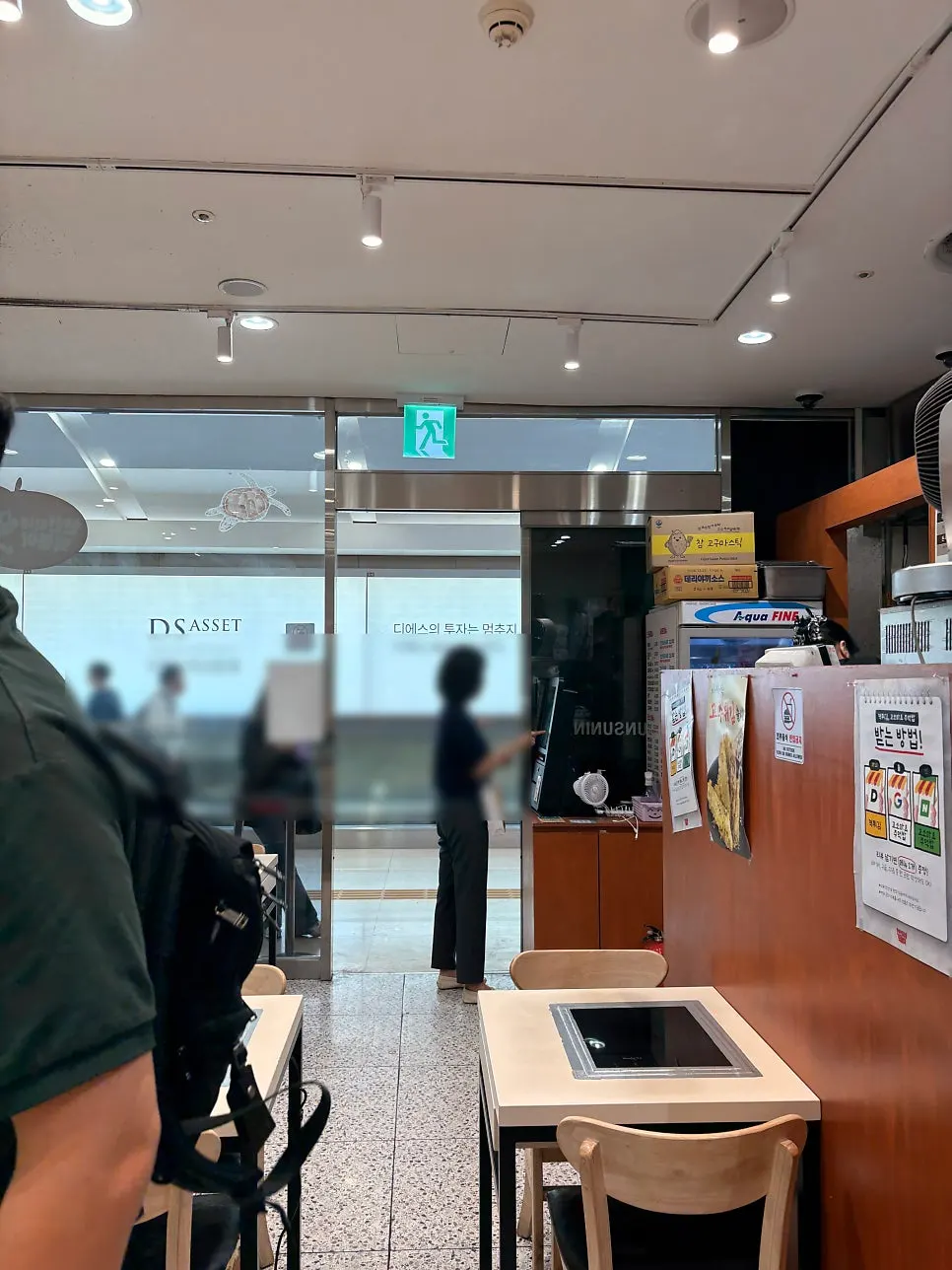 Kiosk at the entrance of Hyeonseonine's IFC Mall branch