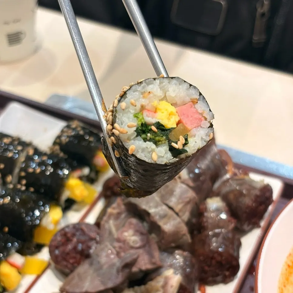 Bite-sized plump small gimbap