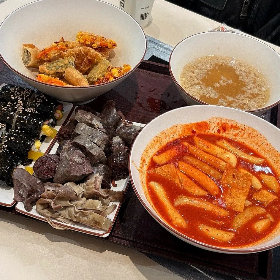 Table after finishing the Hyeonseonine combo set