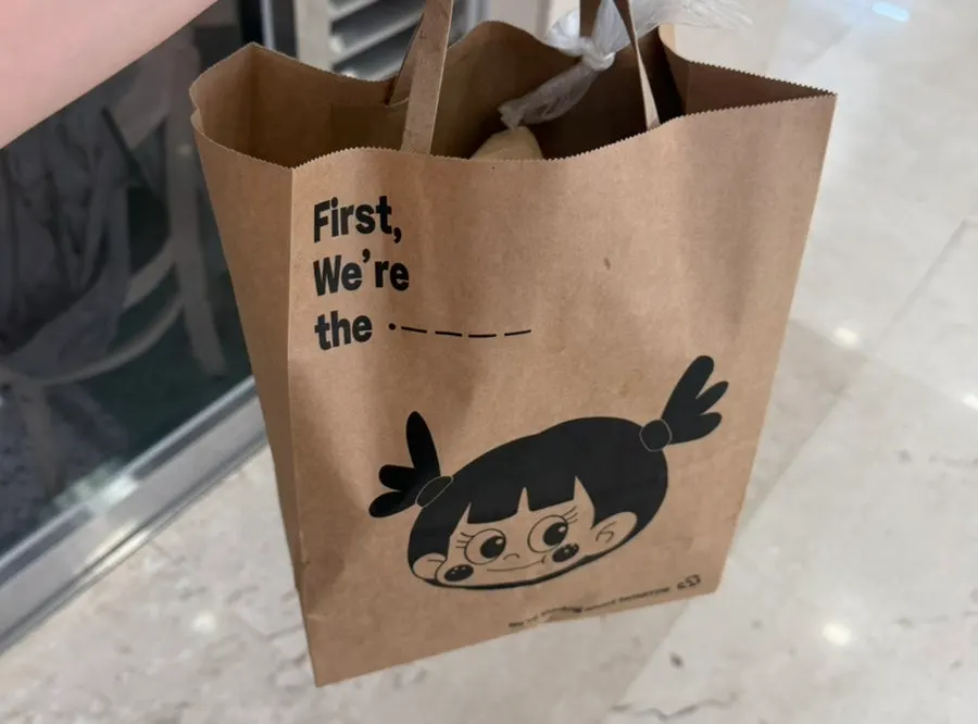 현선이 콤보 세트가 차려진 테이블