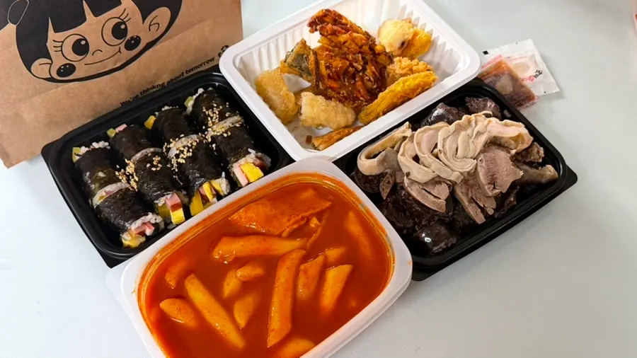 떡볶이 순대 튀김 꼬마김밥으로 구성된 콤보세트 한상