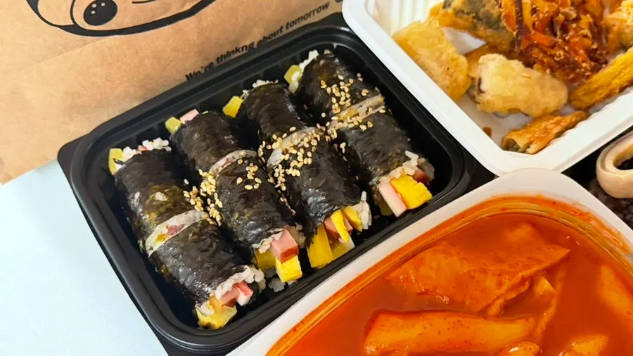 떡볶이 국물에 찍어 먹는 꼬마김밥