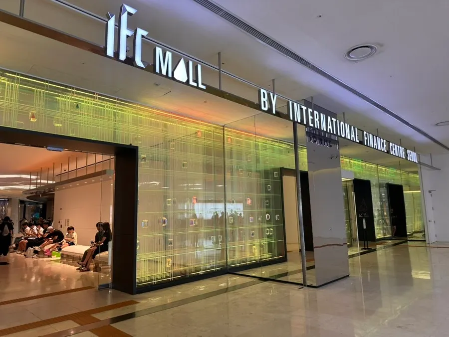 View of the IFC Mall basement passage on the way to Hyeonseonine