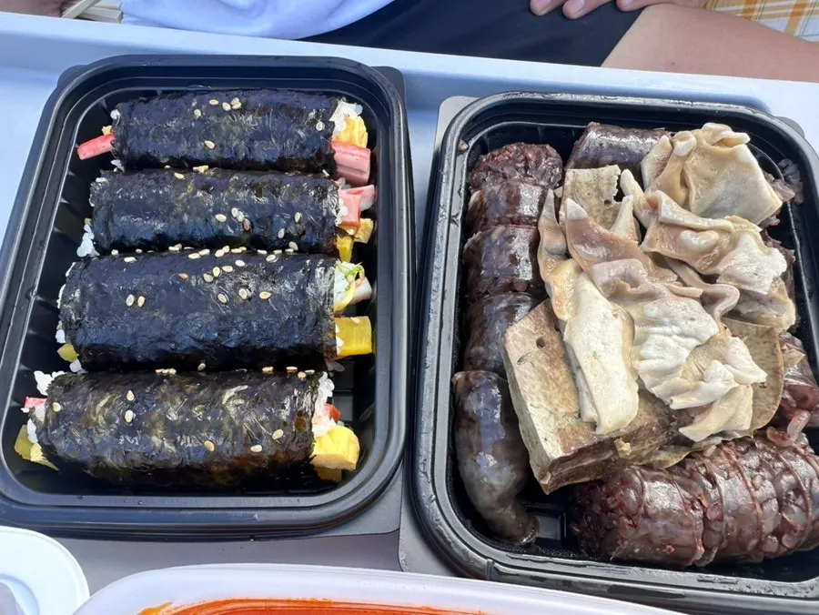 Spread showing gimbap eaten together with tteokbokki sauce