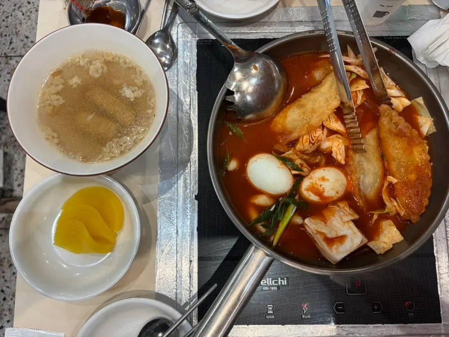 Instant tteokbokki for two on an induction burner